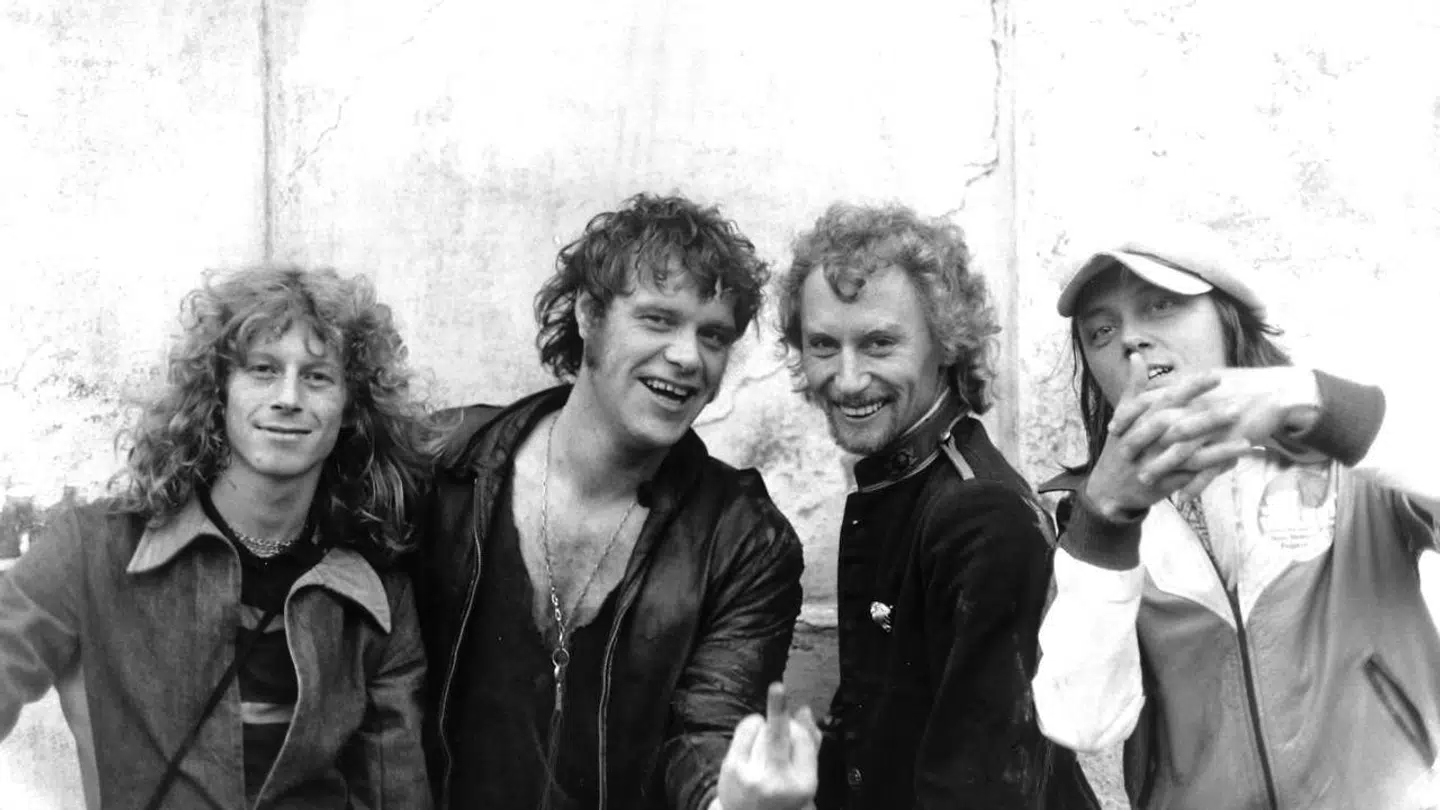 »Langebro« var lytternes allerførste møde med Kim Larsens vokal på plade – på Gas 1 fra 1971. Her er Larsen omgivet af de øvrige Gasolin'-medlemmer, fra venstre Søren Berlev, Kim Larsen, Franz Beckerlee og Wili Jønsson.