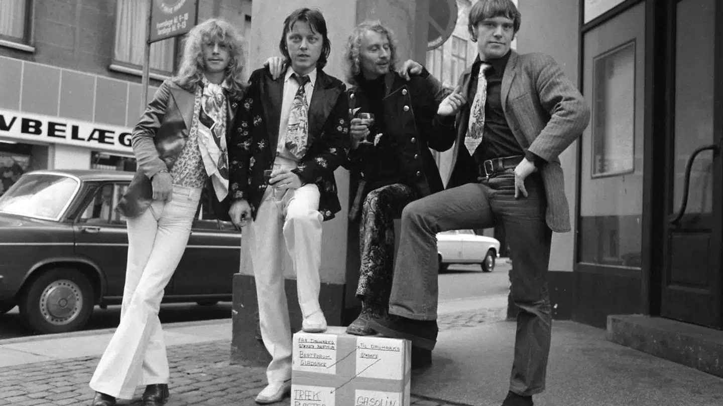 I 1973 skrev Gasolin' »Som et strejf af en dråbe« på bestilling til DRs ungdomsprogram P4 i P1. Her poserer Gasserne – fra venstre Søren Berlev, Wili Jønsson, Franz Beckerlee og Kim Larsen.