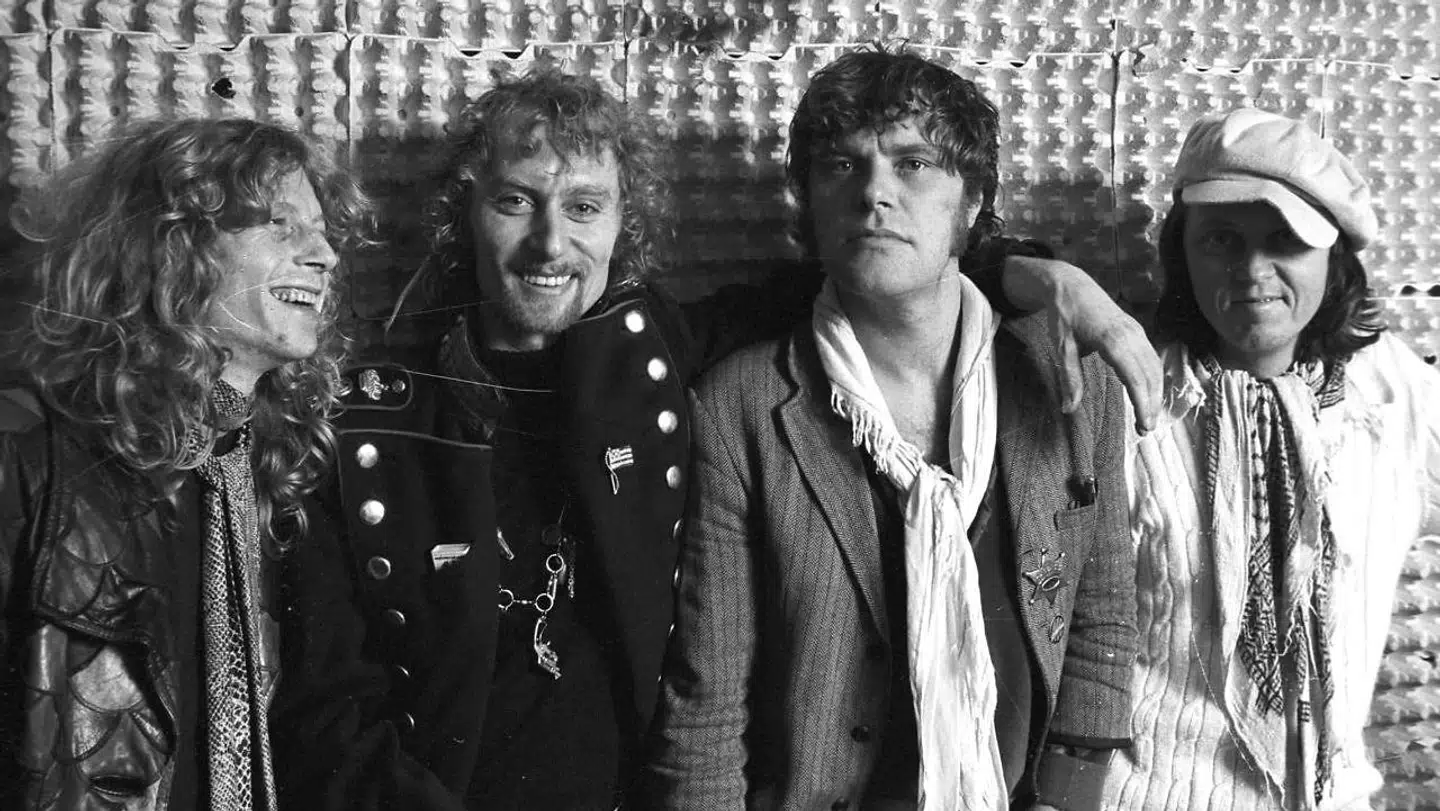 Gasolin' fotograferet i oktober 1976 – det år gruppen indspillede LPen »Efter endnu en dag«, bl.a. med nummeret »Kloden drejer stille rundt«. Fra venstre: Søren Berlev, Franz Beckerlee, Kim Larsen og Wili Jønsson.