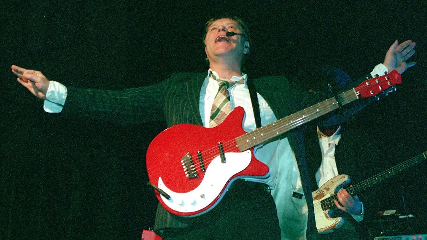 Kim Larsen på scenen i Esbjerg i 1981. Teksten til »Om lidt« skrev han sammen med Leif Sylvester Petersen.