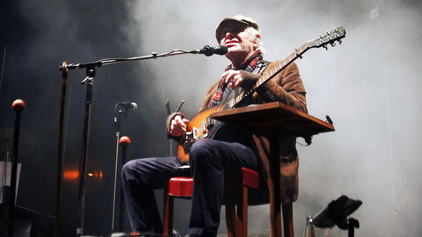 En svækket, men stadig passioneret Kim Larsen på Jelling Musikfestival 2016. »Den lige vej« handler om at stå foran sin Skaber og se tilbage på sit eget liv.