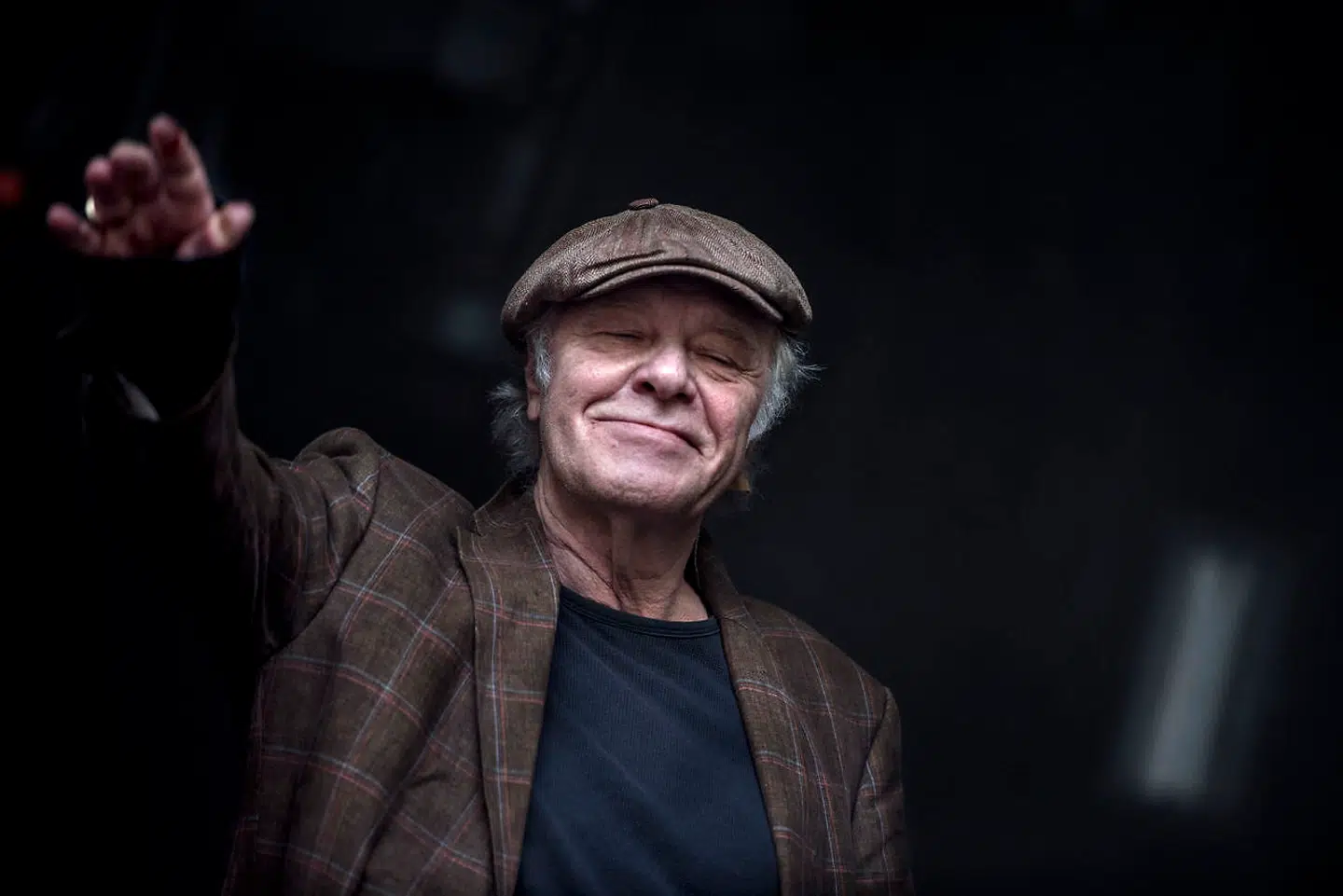Nationalskjald Kim Larsen er søndag morgen sovet ind efter længere tids sygdom. Han blev 72 år. Her er han fotograferet på Bøgescenen under SmukFest i 2016. I »Pianomand« synger han: »Er der fuglefløjt og bægerklang/Er der fest og farver hele natten lang/ Er der sol over Gudhjem i de dødes land.« Nu kender han svaret. Foto: Ida Guldbæk Arentsen/Ritzau Scanpix