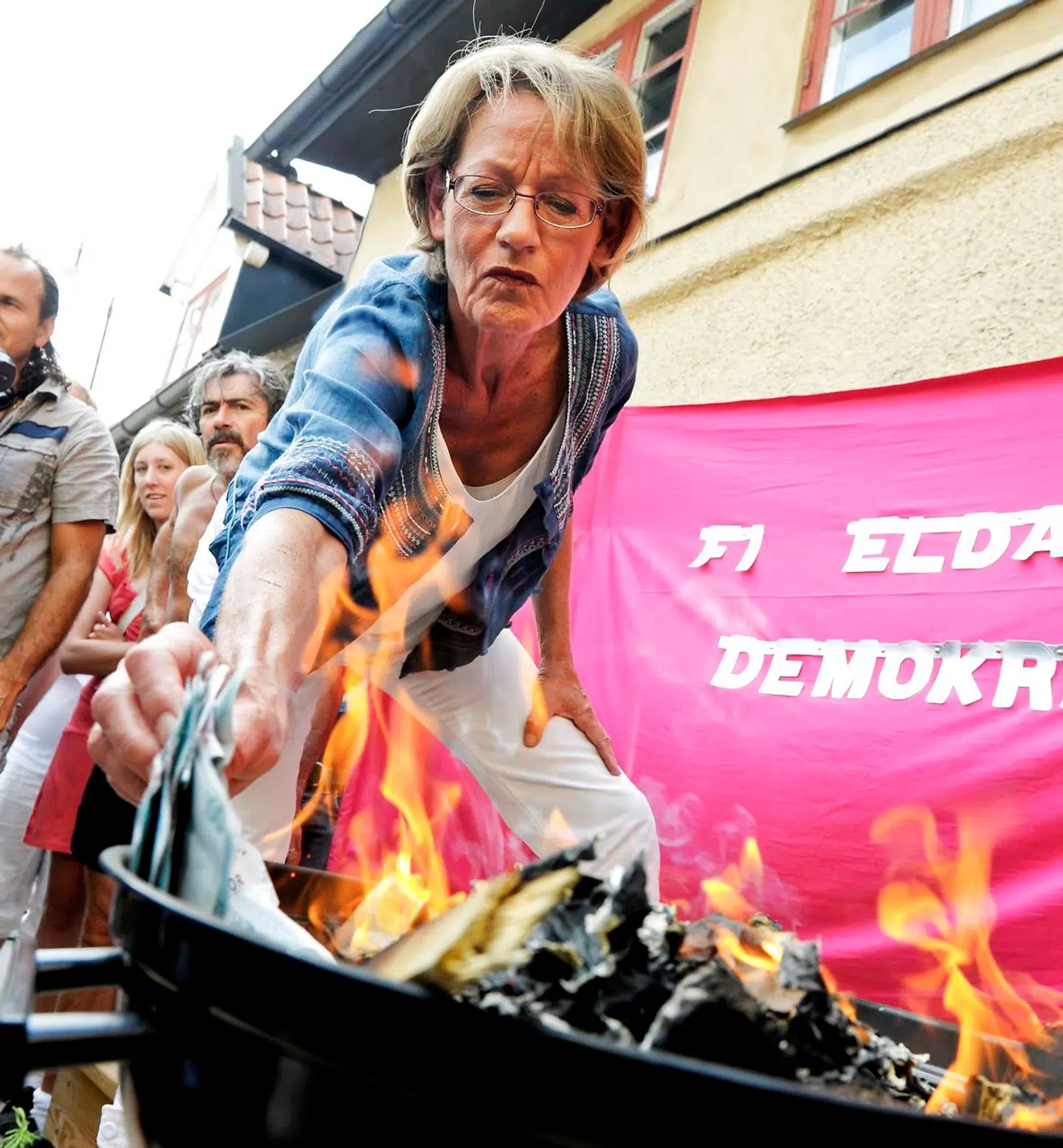 Gudrun Schyman er ikke bange for at være kontroversiel. For en række år siden smed hun 100.000 svenske kroner på en grill og satte ild til sedlerne. I protest mod den lønforskel, der er mellem mænd og kvinder. AFP PHOTO. JANERIK HENRIKSSON / SCANPIX SWEDEN / AFP