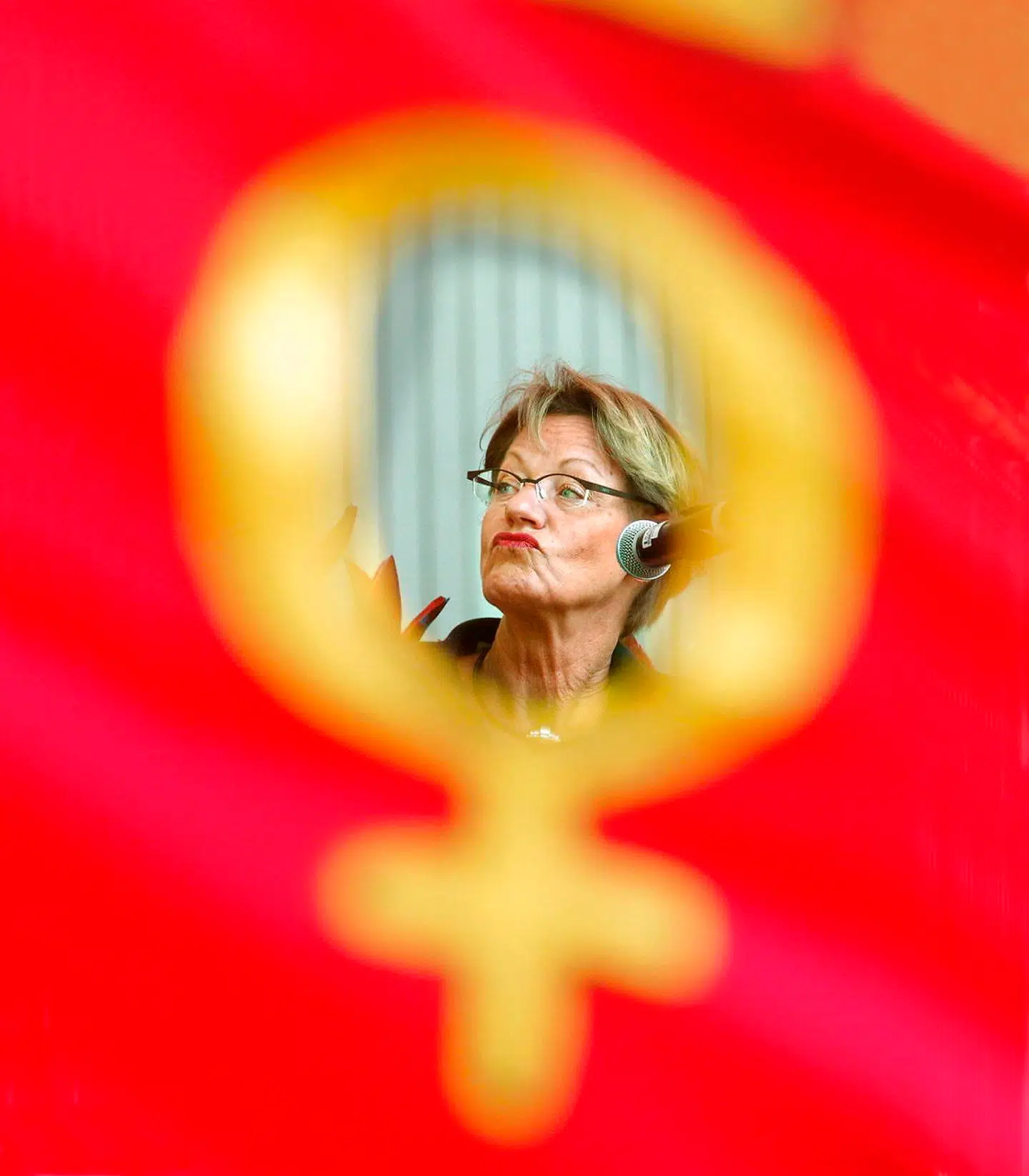 Vi ser Gudrun Schyman til valgaftener og vælgermøder – men hvad er egentlig hendes politiske projekt ud over »feminisme og antiracisme«? Det spørgsmål besvarer filmen ikke. AFP PHOTO SOREN ANDERSSON / FILES PRESSENS BILD /