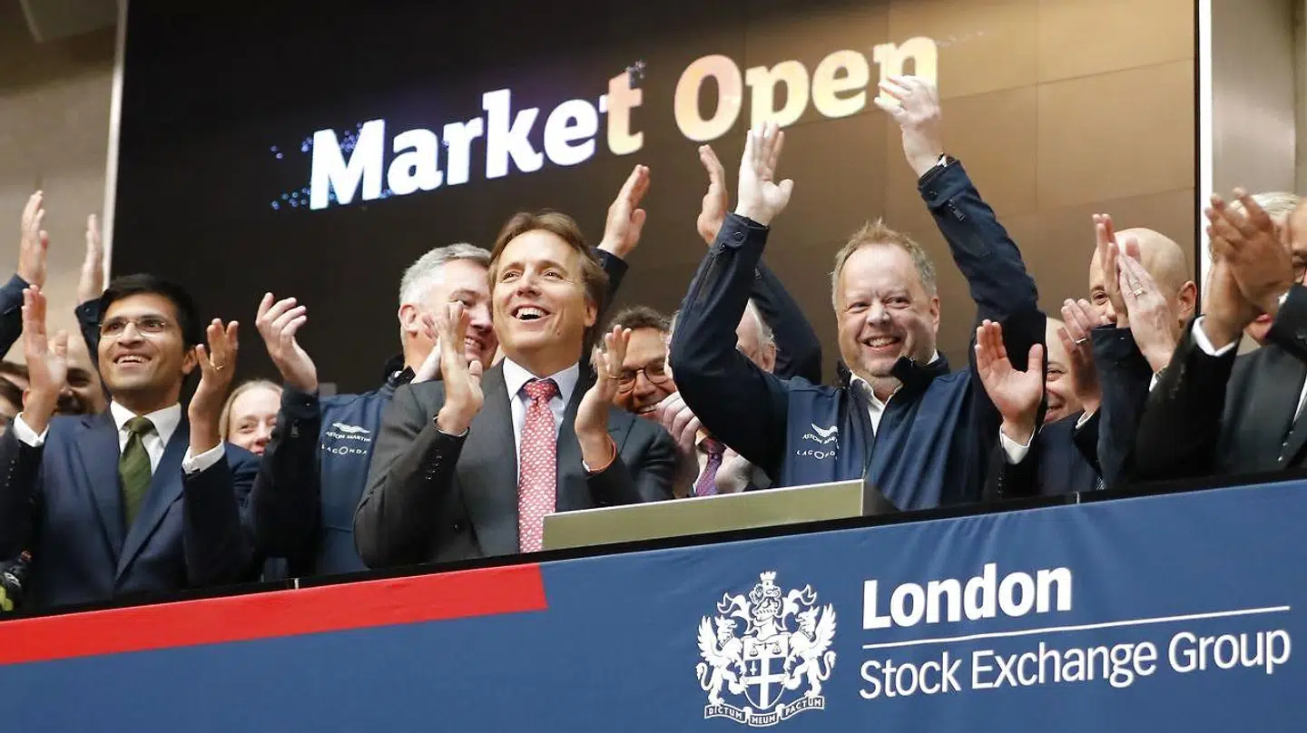 Midten til højre ses Andy Palmer CEO for luksusbilmærket Aston Martin. Han jubler oven på selskabets børsnotering onsdag. Klapsalverne er dog blevet afløst af en nedadgående kurs og skepsis fra investorerne.