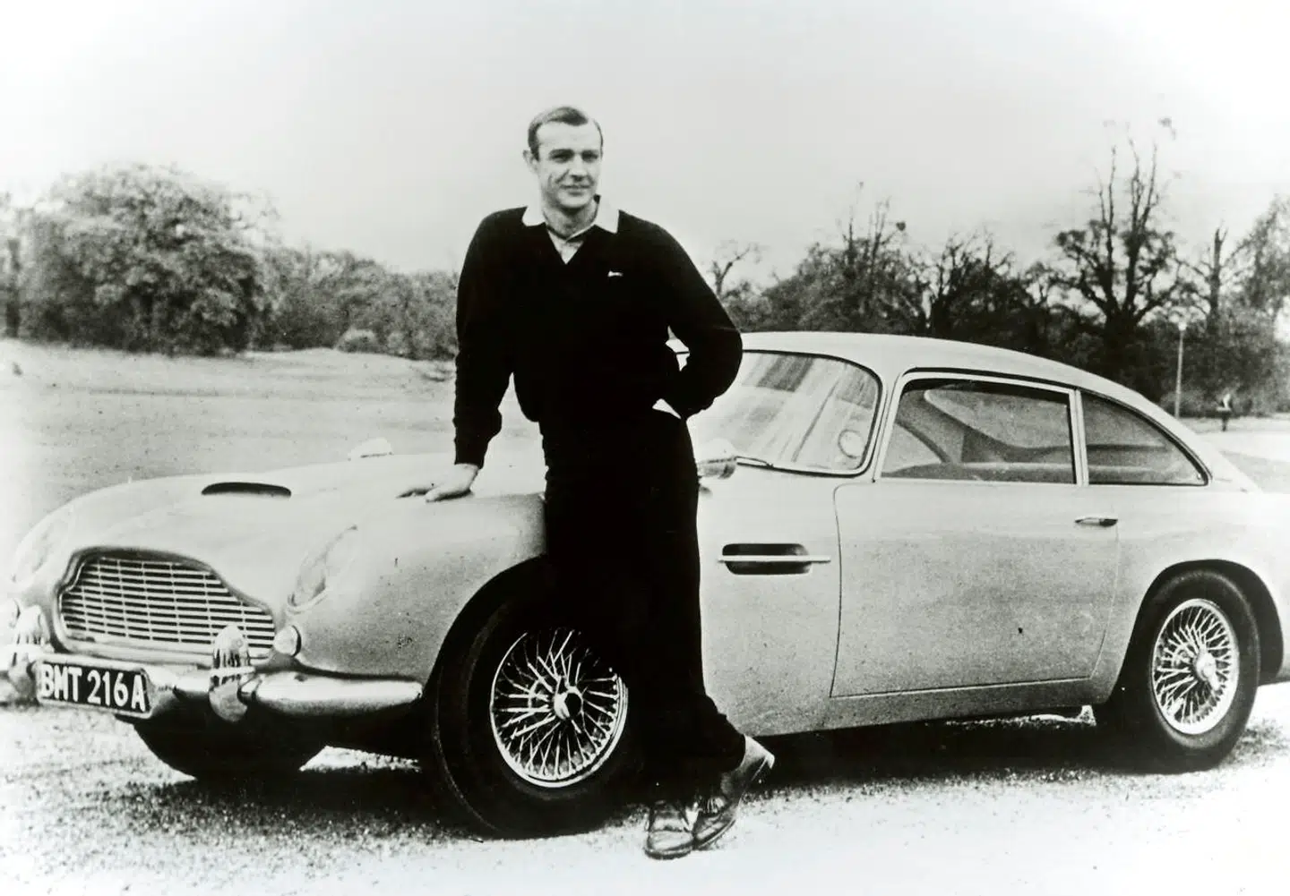 ARKIV- -Berømt Aston Martin fra James Bond filmen "Goldfinger" sælges for omkring 26 millioner kroner i London. (Foto: HANDOUT/Scanpix 2013)