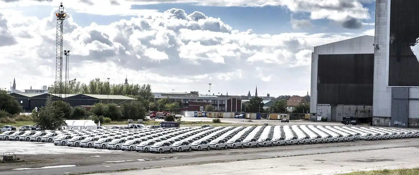 I 2030 skal det ifølge regeringen være slut med at købe andet end el- og hybridbiler i Danmark. Billedet her er fra d. 2 september 2015, hvor 400 elbiler stod klar på Refshaleøen i København til lancering af et nyt transport-konceptet.