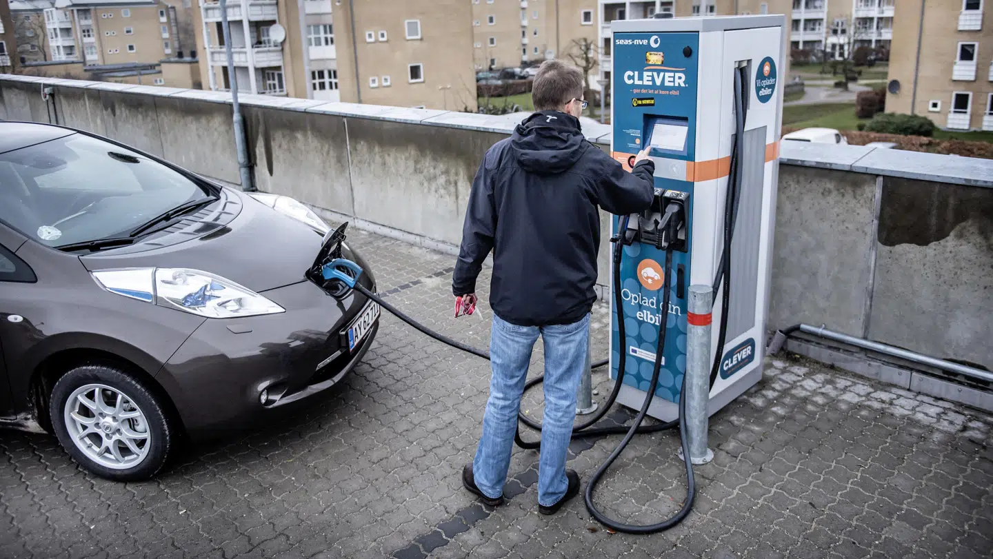 Der kan være et forbud på vej, der stopper salget af nye el- og dieselbiler fra 2030, har statsminister Lars Løkke Rasmussen bebudet. Ambitionen er at få langt flere elbiler på vejen.