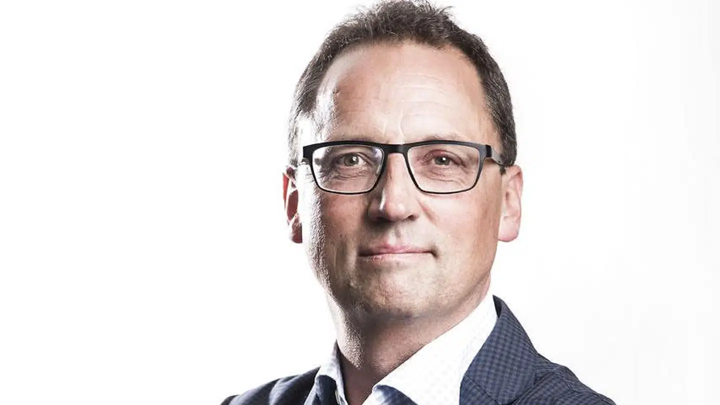 »Litteraturredaktøren slutter sin jeremiade med endnu et bekymret spørgsmål: »Er der mon andre nationer, hvor man i så udpræget grad helst bare vil læse om sig selv?« Til det kan man svare: Ja, præcis sådan har alle andre nationer det også.«