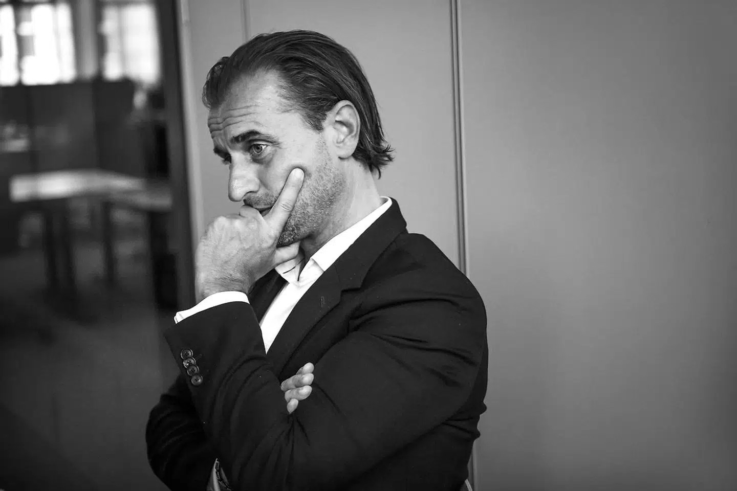 Filosof Morten Albæk er aktuel med bogen »Ét liv, én tid, ét menneske - Hvordan vi glemte at leve et meningsfuldt liv.« Her tager han et opgør med, at adskillelsen af arbejds- og fritidsliv skal gøre os mindre stressede og depressive. I stedet skal vores arbejde give mere mening.