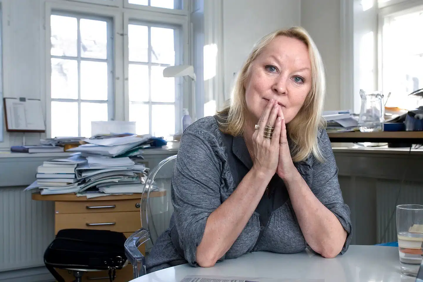 Tidligere chefredaktør på Weekendavisen, Anne Knudsen, udkommer med sine barndomserindringer.