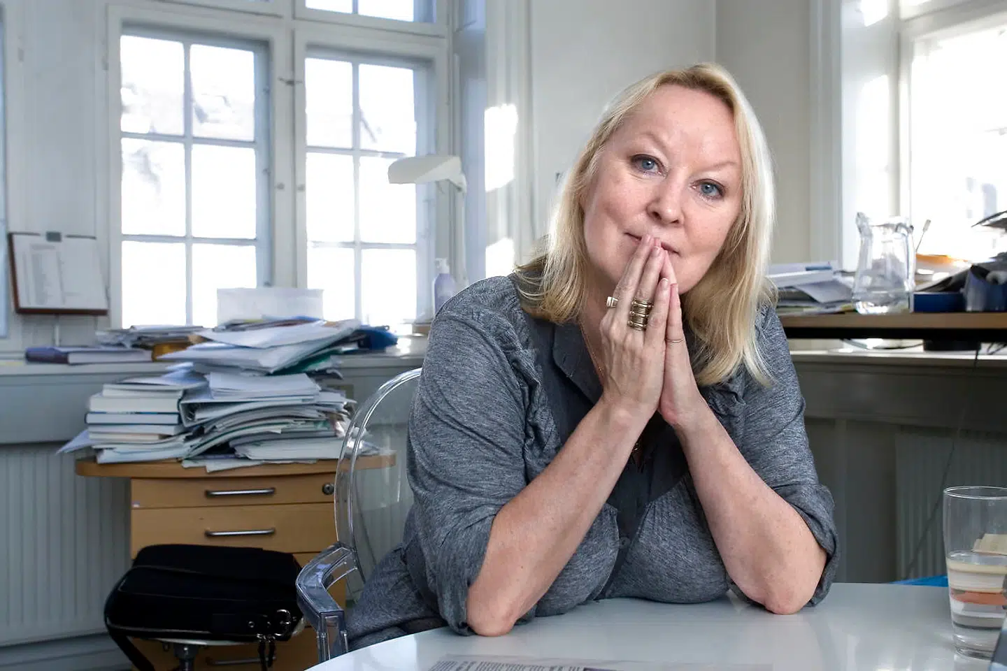 Tidligere chefredaktør på Weekendavisen, Anne Knudsen, udkommer med sine barndomserindringer.