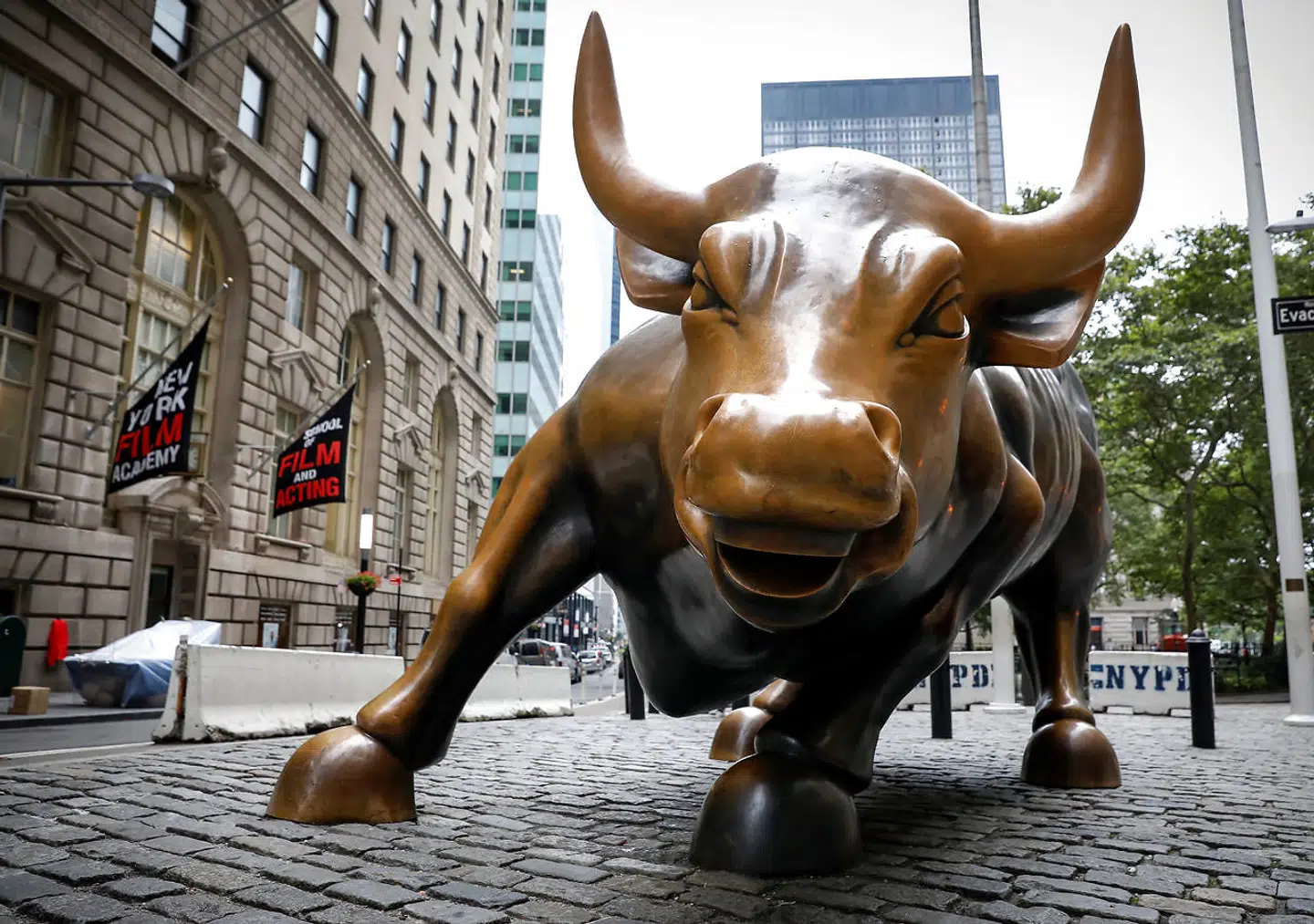 I New Yorks finansdistrikt Wall Street står statuen »Charging Bull« som et ikonisk opturssymbol på det amerikanske aktiemarked. Arkivfoto: Brendan McDermid/Reuters/Ritzau Scanpix