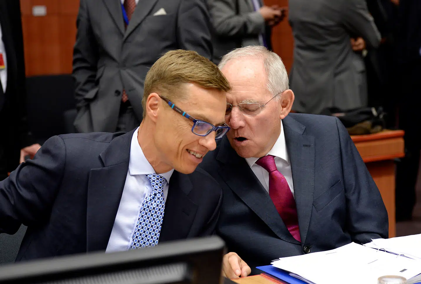 Finlands tidligere statsminister Alexander Stubb (til venstre) går efter at blive Nordens første formand for EU-Kommissionen. Alexander Stubb, der dyrker triatlon, var en markant allierede til Tyskland under krisen om Grækenland i 2015. På trods af det støtter Angela Merkel og hende tidligere finansminister Wolfgang Schäuble (til højre) ikke Stubbs kandidatur. De satser på, at Tyskland kan få posten for første gang siden Walter Hallstein, der var den første formand. De tyske konservatives kandidat er Manfred Weber. Politisk vil Tyskland dog også kunne leve med Stubb.