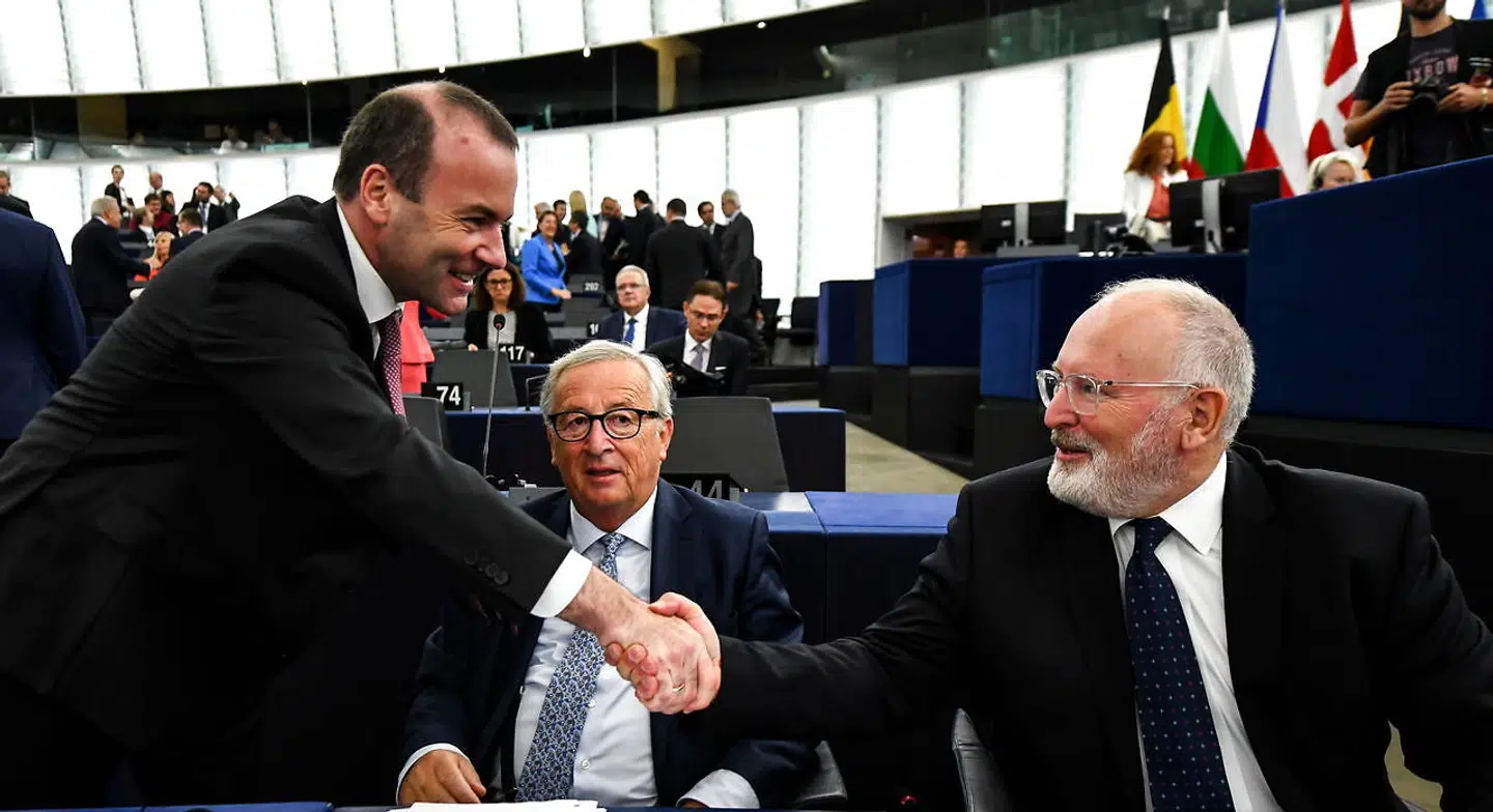 Manfred Weber (til venstre) er Alexander Stubbs hovedkonkurrent i EPP-gruppen til at blive formand for Kommissionen. Den konservative gruppe har p.t. formandsposten med Jean-Claude Juncker fra Luxembourg. Til højre ses den hollandske viceformand for Kommissionen, Frans Timmermans, som ifølge medier overvejer at stille op som socialisternes spidskandidat. Valget til Europa-Parlamentet er i maj 2019, og den gruppe, hvis spidskandidat (»Spitzenkandidat«) får flest stemmer, har gode chancer for at blive formand for Europa-Kommissionen.