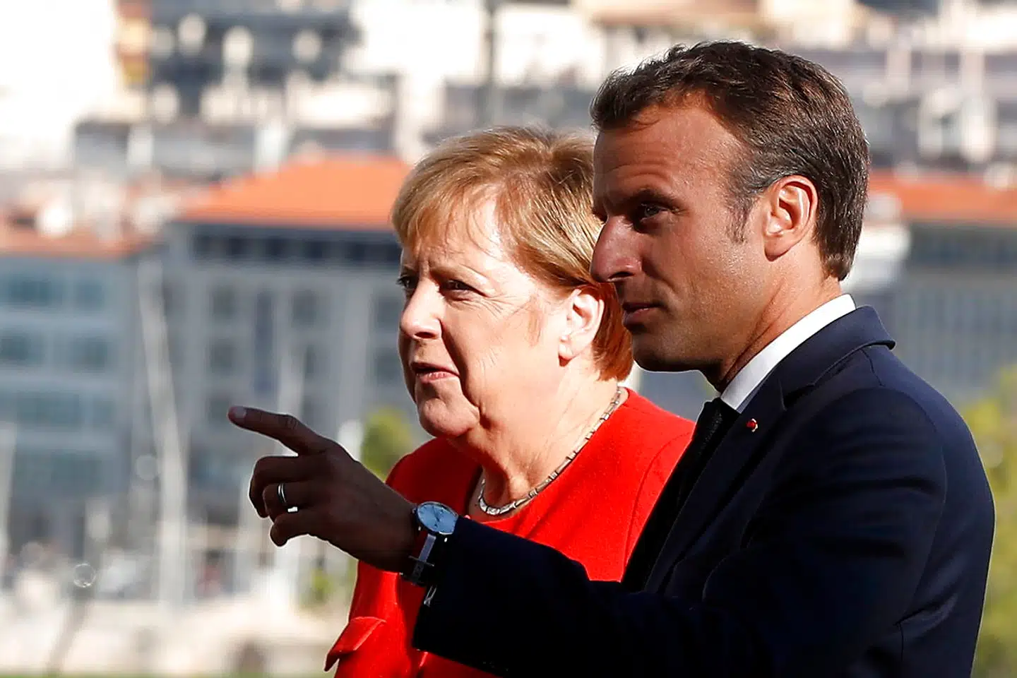 De to ledere, der klarer sig bedst i undersøgelsen, er Frankrigs Emmanuel Macron og Tysklands Angela Merkel.