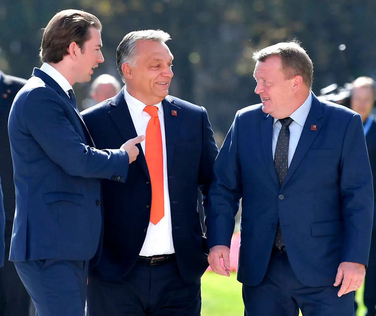 Østrigs Sebastian Kurz (til venstre) og Ungarns Viktor Orbán (i midten) skal som konservative ledere tage stilling til, hvem de ønsker, der skal være EPP-gruppens spidskandidat – Manfred Weber eller Alexander Stubb. Lars Løkke Rasmussens parti, Venstre, er medlem af den europæiske liberale gruppe, ALDE. Det er endnu uklart, hvem der bliver spidskandidat for de liberale. Det skyldes også, at ALDE i øjeblikket sonderer med Frankrigs En Marche-bevægelse om et samarbejde. En Marche er Emmanuel Macrons parti.