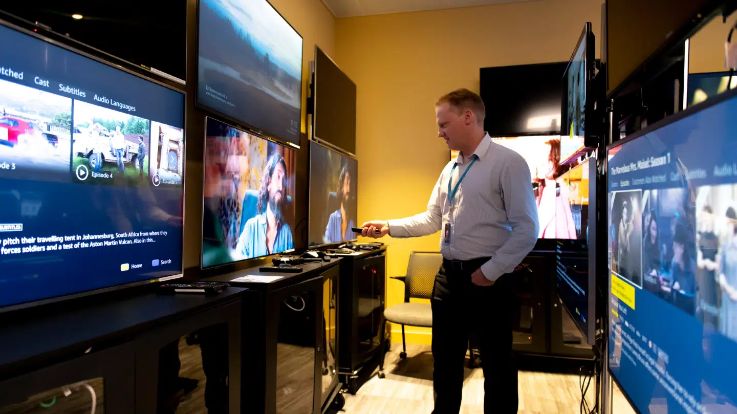 Konstant kontrolleres det på TV-skærme af alle mærker og modeller, at billedet står bedst muligt. Kevin Lingley holder styr på billedkvaliteten. Foto: Richard Hanson, Amazon