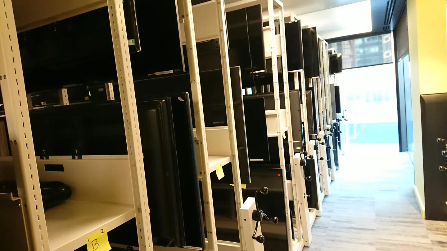 Det gammeldags papirarkiv er naturligvis passé hos en internetgigant. I stedet er det fladskærmsfjernsyn, der er arkiveret på de rullende arkivhylder. Foto: Thomas Breinstrup