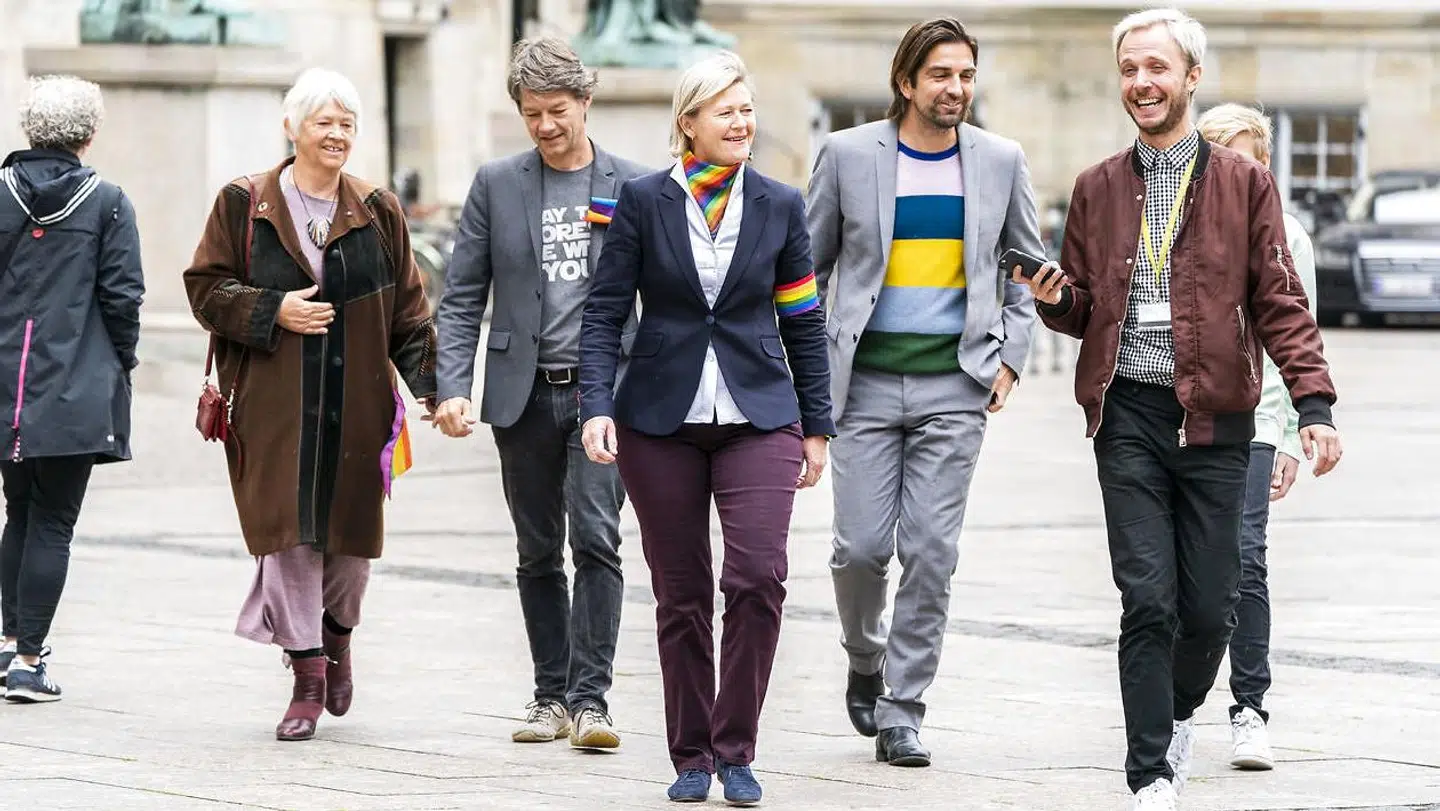 Alternativister og i dagens anledning aktivister iklædt regnbuefarver ankommer til åbningsgudtjeneste. I front er det Josephine Fock.