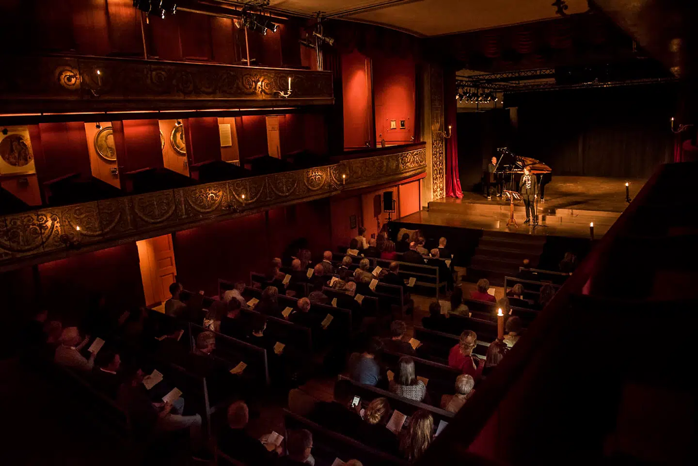 Kaya Brüel synger Årstiderne af Benny Andersen til den alternative ikkereligiøse ceremoni for Folketingets åbning i Hofteatret på Christiansborg.
