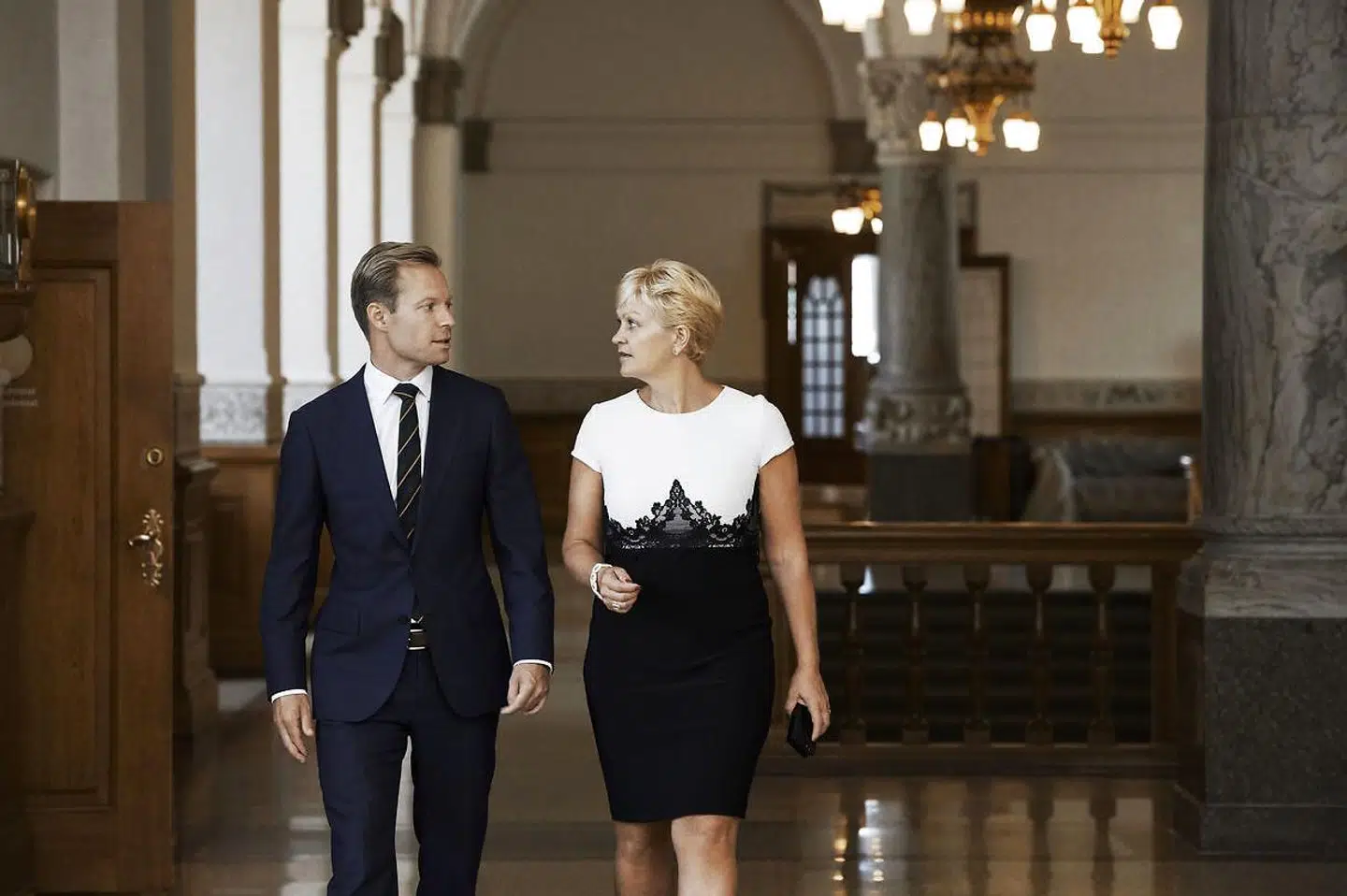 Venstre-minister Eva Kjer Hansen og hendes særlige rådgiver, Morten Flindt, har skrevet en debatbog om et misligholdt folketing. Der mangler kompetencer, efteruddannelse og værdighed mellem medlemmerne.