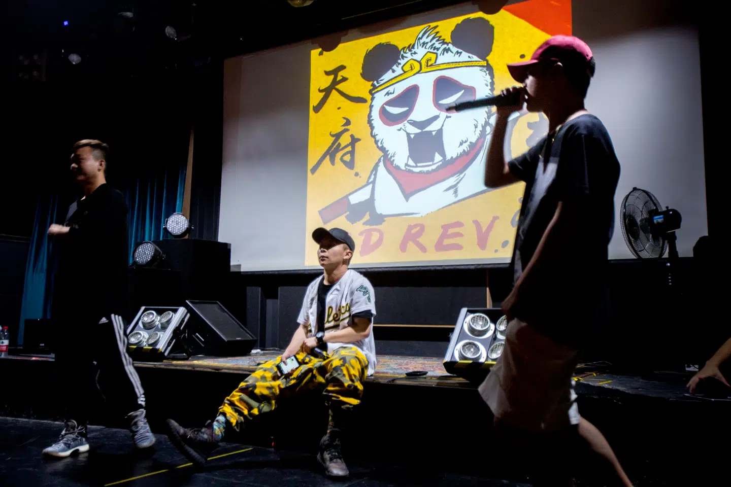 Den kinesiske rapper Pissy er så sur på Sverige, at han har lavet et nummer, hvor han skælder ud på landet.