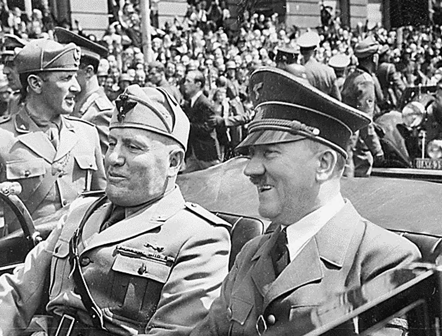 I 1940 besøgte Benito Mussolini den nazistiske diktator Adolf Hitler i München (billedet). På det tidspunkt var demokratiske eksperimenter i både Tyskland og Italien aflivet forlængst. Arkivfoto: Scanpix