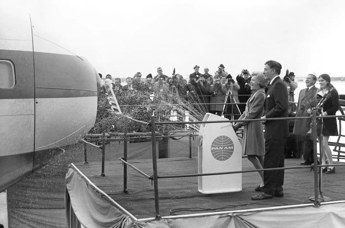 Den amerikanske førstedame, »Pat« Nixon og Pan American Airways' præsident Najeeb Halaby skød rød, hvid og blå champagne ud over spidsen på jumbojetten 15. januar 1970. De følgende dag blev mange af flyene sendt rundt til forskellige lufthavne i USA.