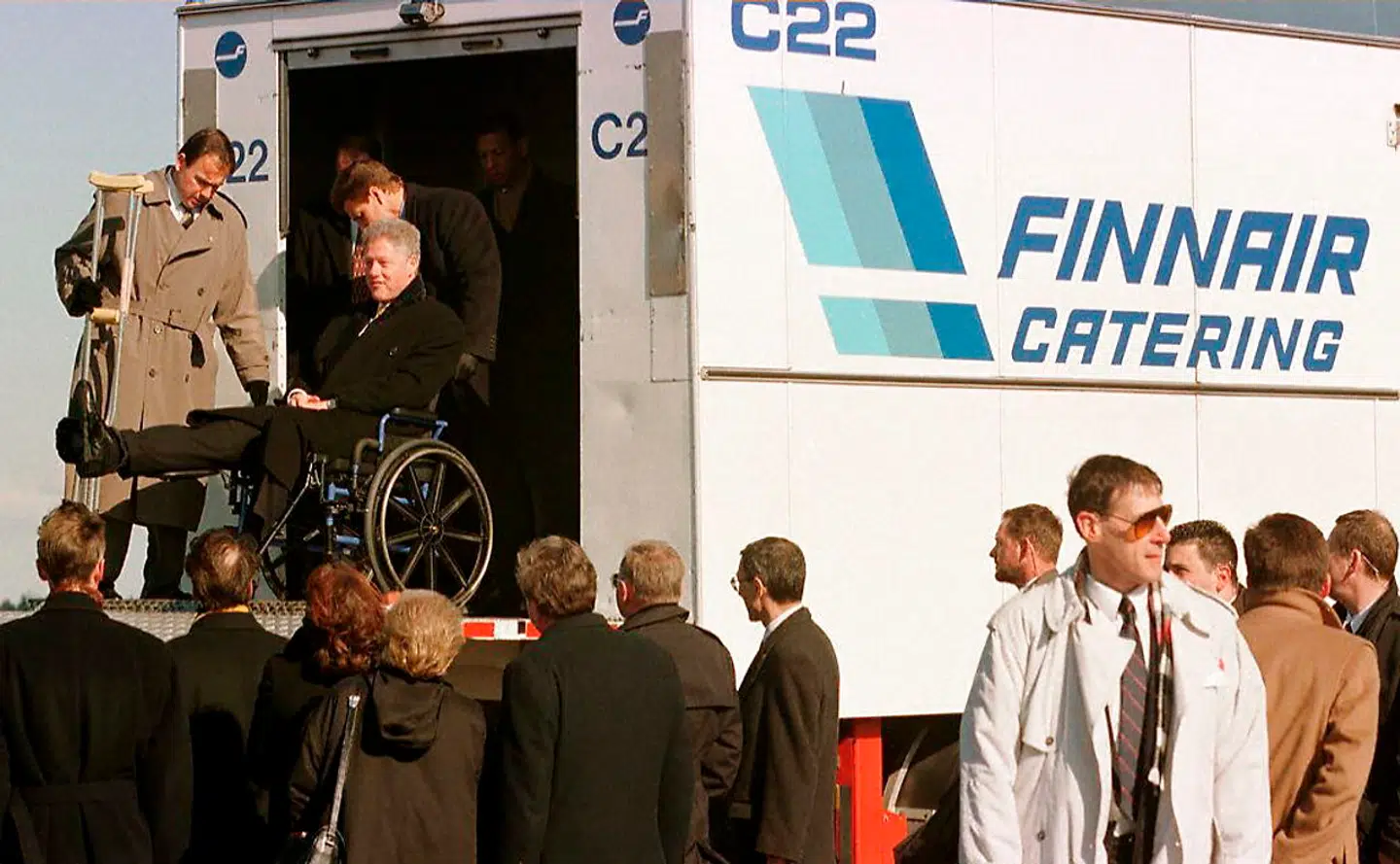 Bill Clinton fragtes gennem en cateringvogn for at komme ud af flyet, fordi han havde brækket benet.