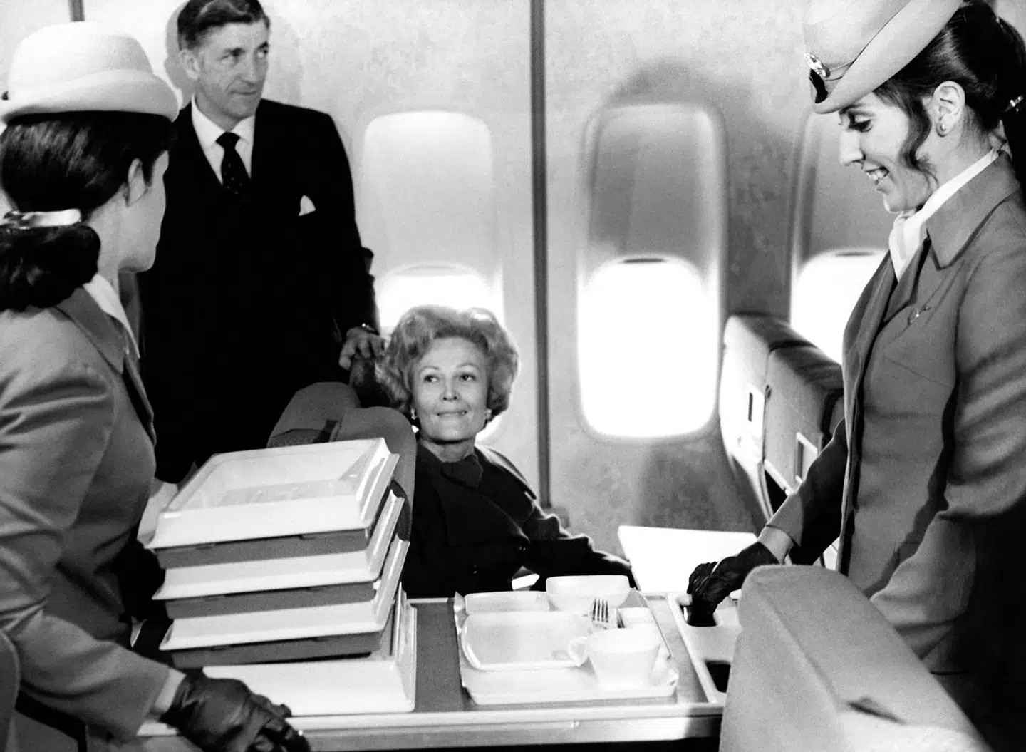 Richard Nixons kone, »Pat« Nixon, får en demonstration af bespisningen ombord på flyet. Ved siden af hende er præsidenten af Pan American Airways, Najeeb Halaby, der gav hende en rundvisning.