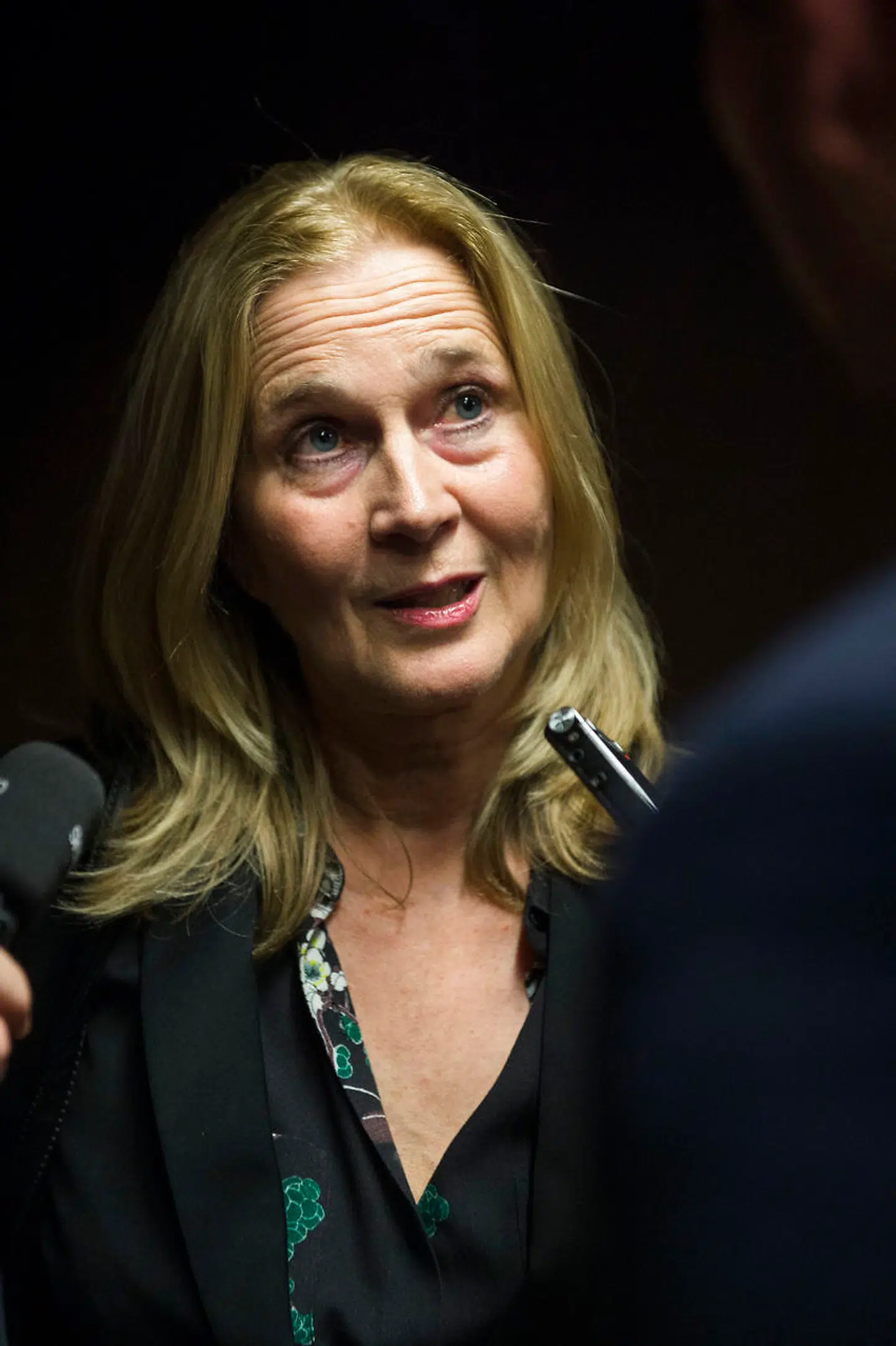 Katarina Frostenson er svensk digter og gift med Jean-Claude Arnault. Derudover er hun stadig medlem af Det Svenske Akademi, men vil ikke deltage i møderne på ubestemt tid.