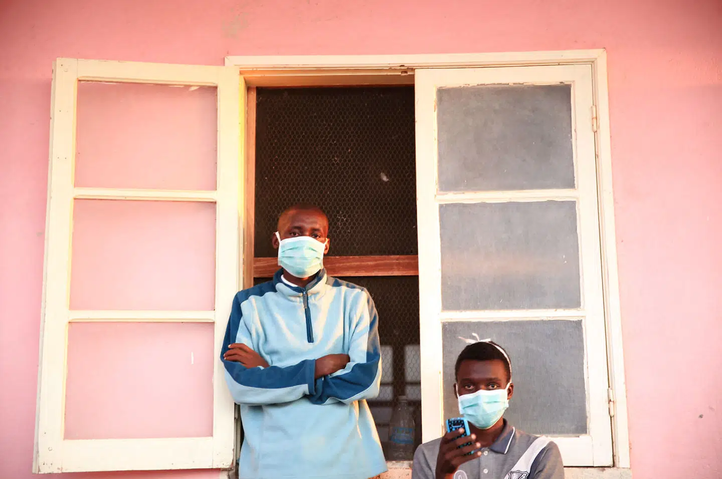 Tuberkulosepatienter ved et hospital i Angola er iført masker for ikke at smitte deres omgivelser. Der er store menneskelige og økonomiske fordele ved én gang for alle at ydrydde sygdommen.