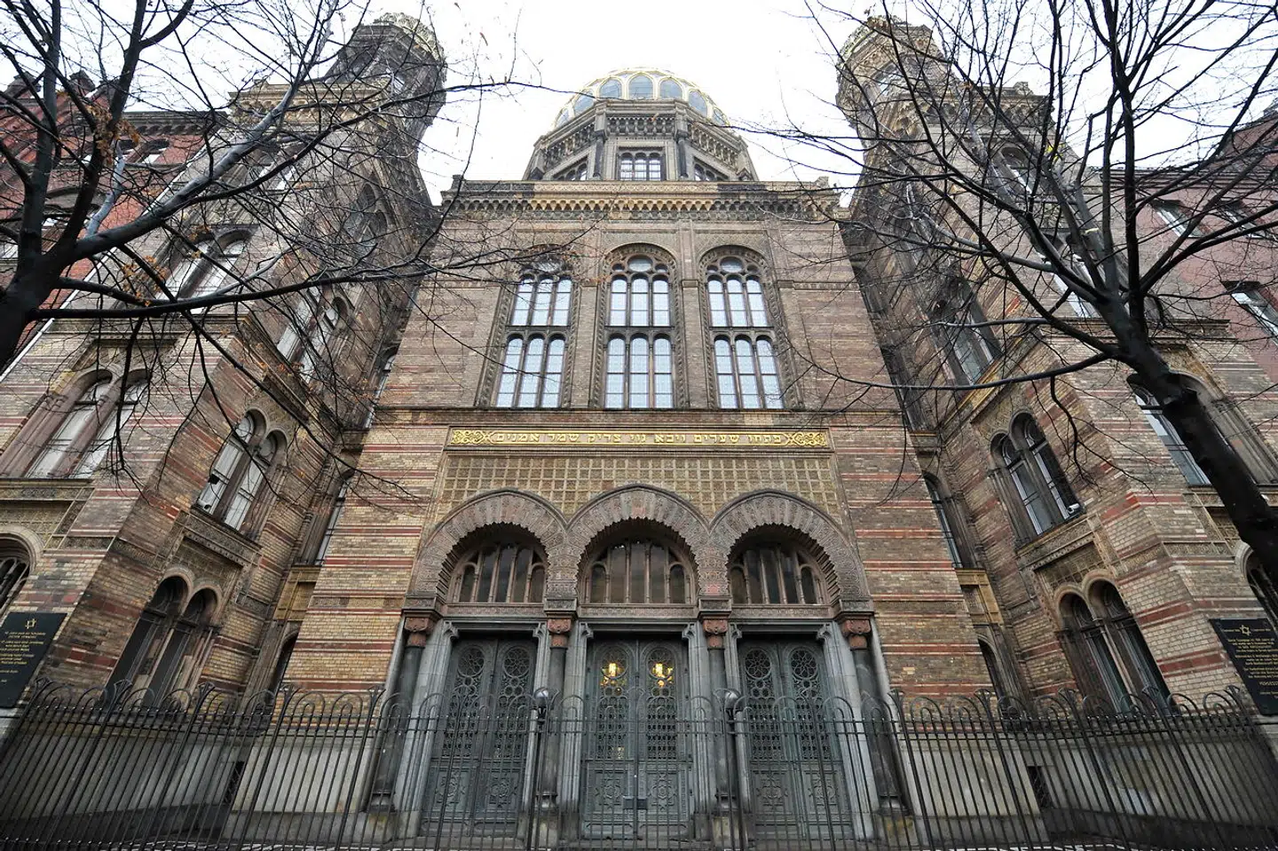 Til november markerer tyskerne 80-året for Krystalnatten. Her ses synagogen i Berlin, der blev ødelagt 9. november 1938 og siden blev bombet under krigen. Den blev genopført i perioden 1988 til 1995. P.t. er synagogen i Potsdam ved at blive genopført.
