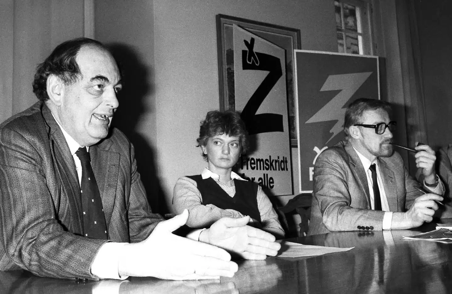 Arkivfoto af møde i Fremskridtspartiet med Mogens Glistrup, Pia Kjærsgaard og Helge Dohrmann. Pia Kjærsgaard var tiltrukket af Glistrups opgør med papirnussere, men fandt ham for vulgær i udlændingedebatten.