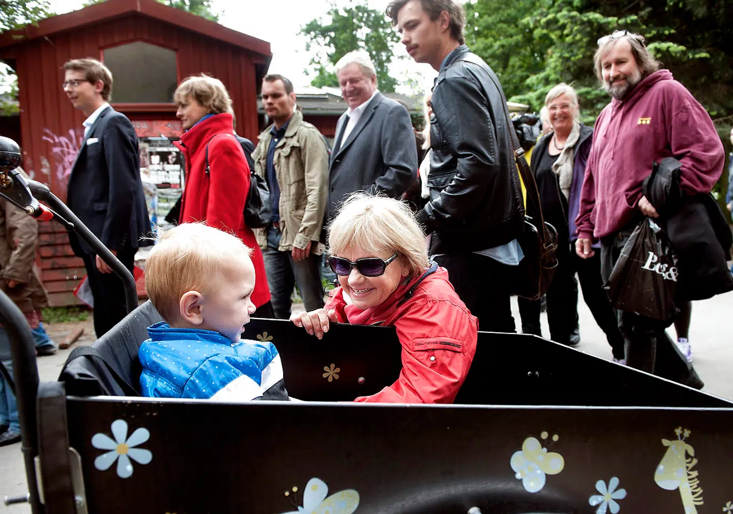 Pia Kjærsgaard hilser på ung beboer på Christiania, da Folketingets retsudvalg besøger fristaden i juni 2012. (Foto: Keld Navntoft/Scanpix 2012)