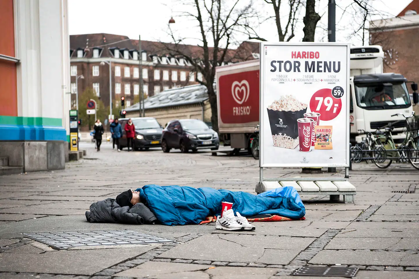 Det hårdt belastede marked for lejeboliger i de store byer udgør en strukturel udfordring for de unge. Det er noget, vi både kan aflæse direkte i hjemløsestatistikkerne, skriver Eva Riedel.