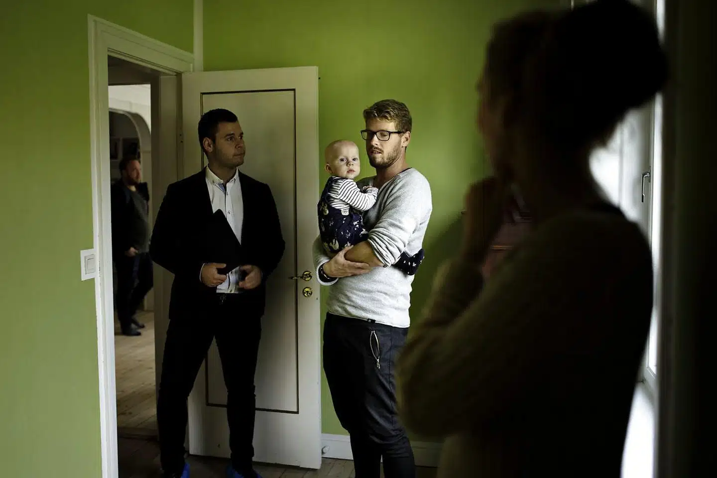 Ejendomsmægler ved Danbolig Kristoffer Pedersen er ved at vise parret Anne Ruge og Frederik Klavsen med deres lille søn Hans Christian en villa i Søborg i Gladsaxe Kommune. Den nystartede familie, der søger fra København ud mod forstæderne i håbet om at finde et hus med have i nærheden af storbyens muligheder, er en del af en trend.
