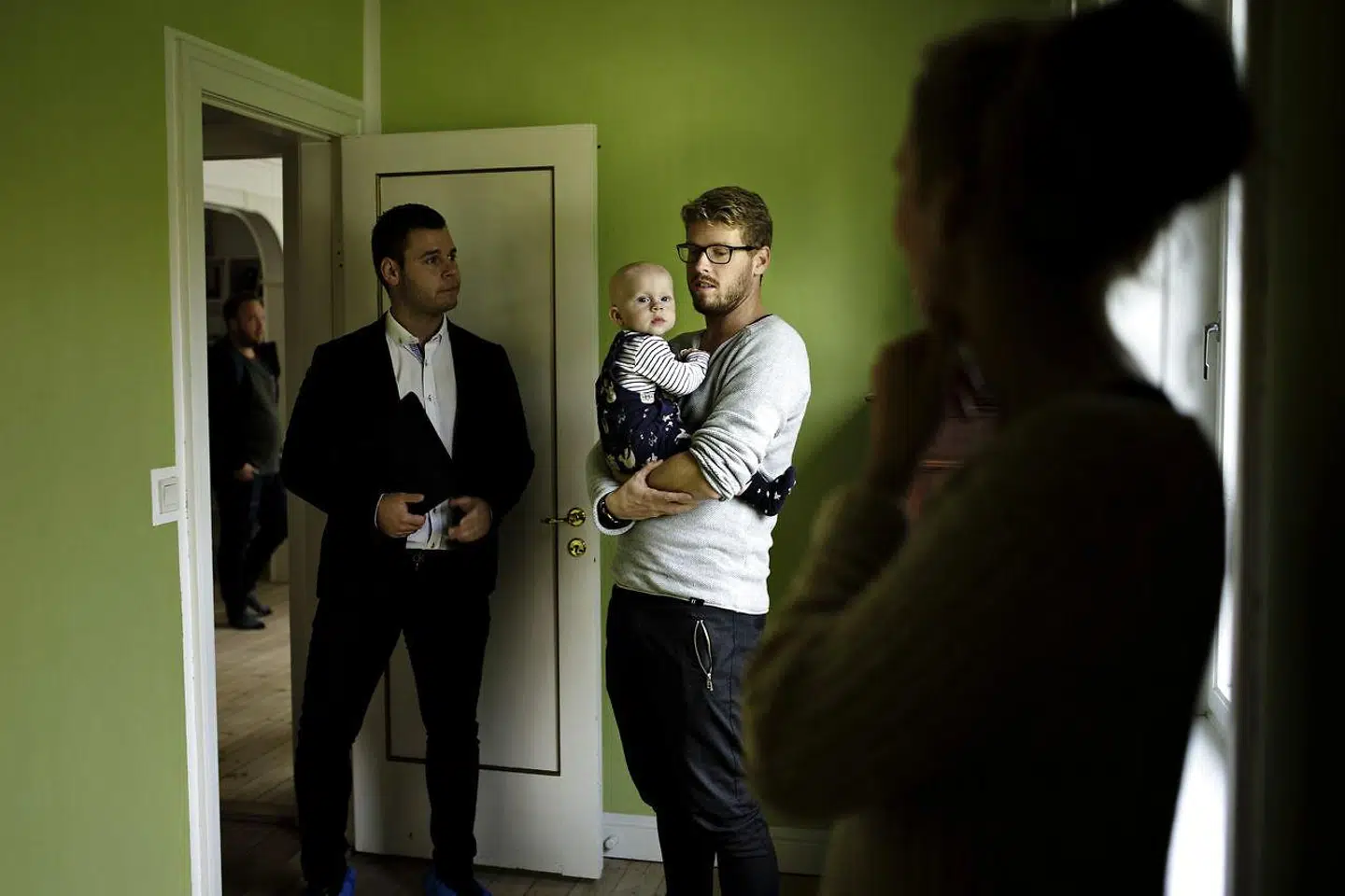 Ejendomsmægler ved Danbolig Kristoffer Pedersen er ved at vise parret Anne Ruge og Frederik Klavsen med deres lille søn Hans Christian en villa i Søborg i Gladsaxe Kommune. Den nystartede familie, der søger fra København ud mod forstæderne i håbet om at finde et hus med have i nærheden af storbyens muligheder, er en del af en trend.