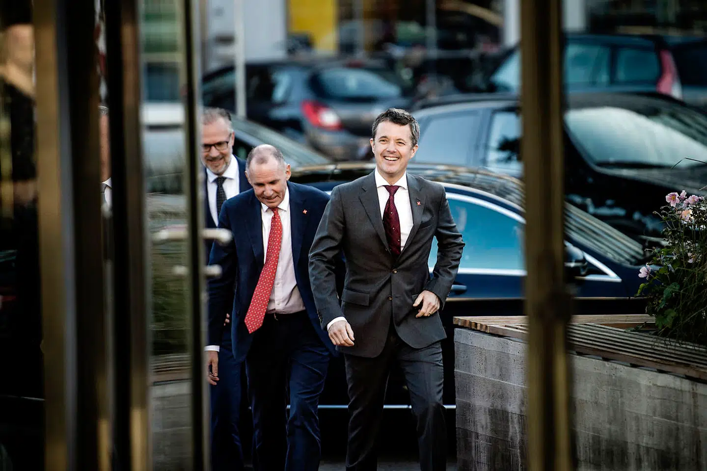 Det var en veloplagt kronprins Frederik, der ankom til Røde Kors' frivilligcenter på Østerbro i dag.