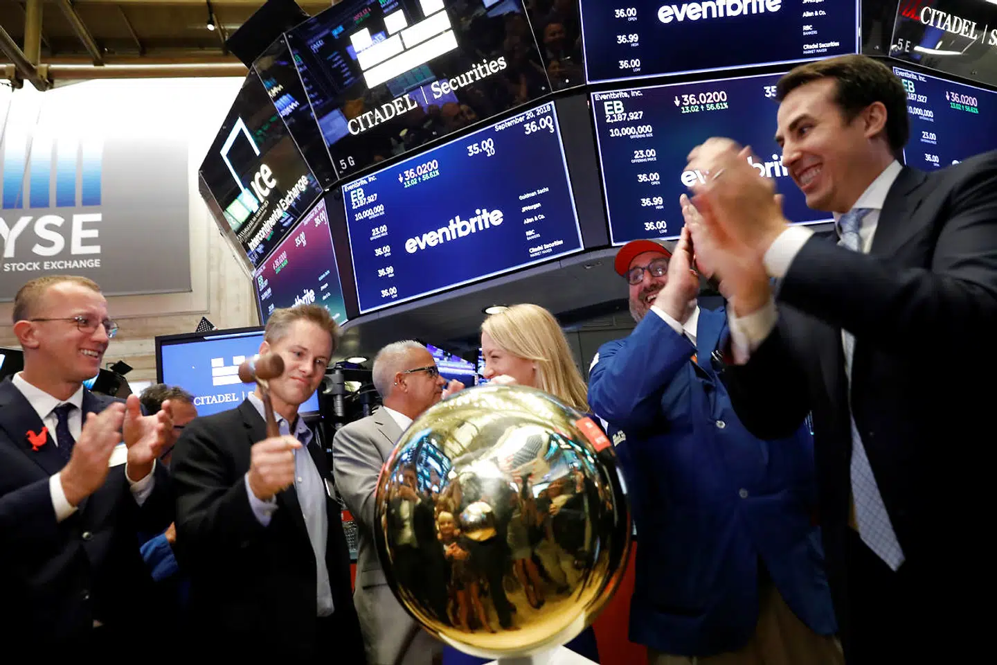 En stribe nye ordrer er ikke nok til at sikre positiv opmærksomhed for vindmølleproducenten Vestas mandag morgen, hvor Ambu og A.P. Møller-Mærsk omvendt starter dagen ud med stigninger.