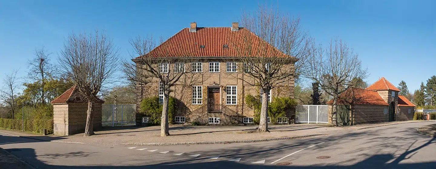 Større end de fleste murermestervillaer og udstyret med både tilbygninger til ansatte og heste - senere bil - og med store hvide låger til den parklignende have. Men ikke desto mindre: Foreningen Bedre Byggeskiks idealer samlet i pragtvillaen Bakkekammen 40 i Holbæk. Pressefoto