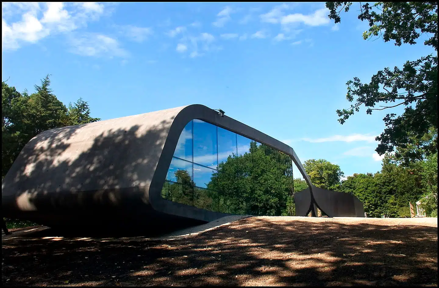 Kunstmuseet Ordrupgaards indgangsparti med særudstillingssale. Museet blev i 2005 udvidet med en bygning tegnet af den irakiske arkitekt Zaha Hadid.