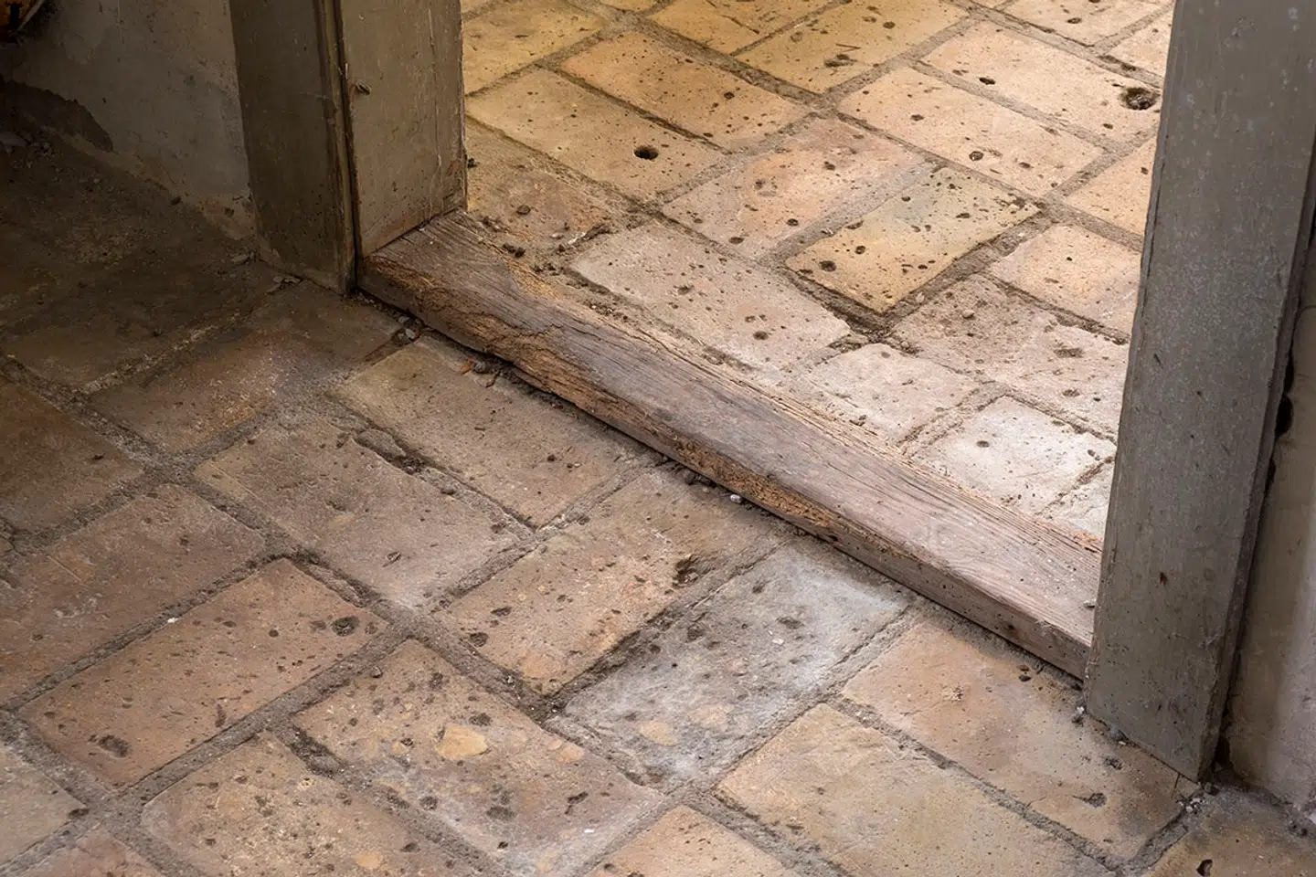 Selv gulvbelægningen i kælderen er gedigen i arkitekten Ivar Bentsens pragtvilla i Holbæk. Det var blandt idealerne for Foreningen Bedre Byggeskik. Gode materialer i gedigen arkitektur der har en lang holdbarhed og - i ifølge tidens nationalromantiske strømninger - havde et særligt dansk udtryk. Pressefoto