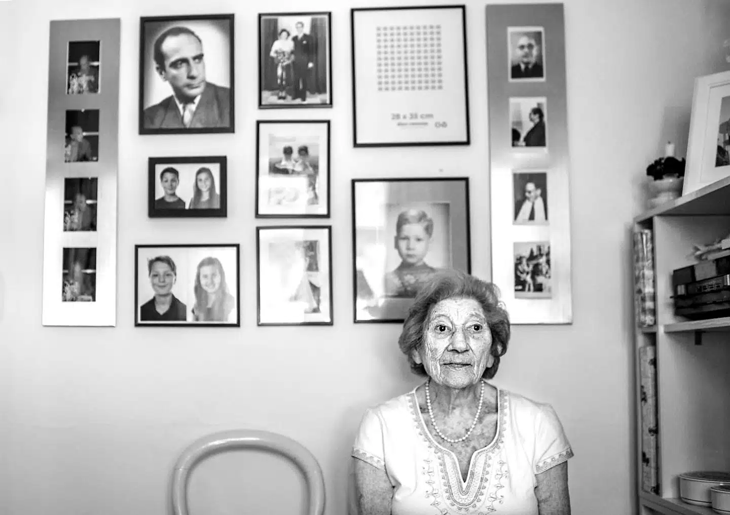 Der mangler et foto i en af rammerne, men Sonja Bandmann har bedt sin familie om at give hende et. Indtil hun får det, må det hænge sådan her. Det store foto i venstre hjørne er hendes mand, Peter.