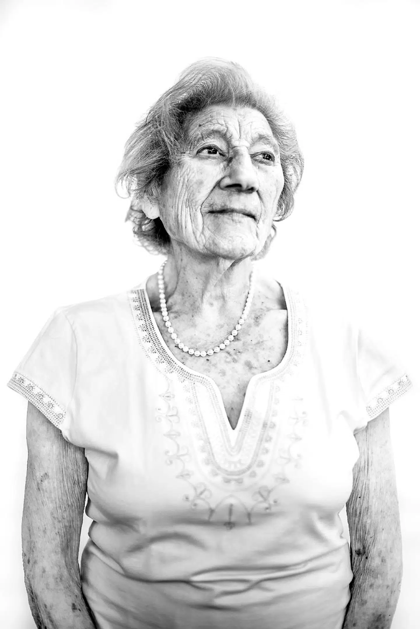 Sonja Bandmann afbryder ofte sin egen fortælling for at understrege, hvor søde alle var, dengang hun flygtede og boede i Sverige. Hun havde kontakt med mange af dem, der havde hjulpet hende i flere år efter krigen.