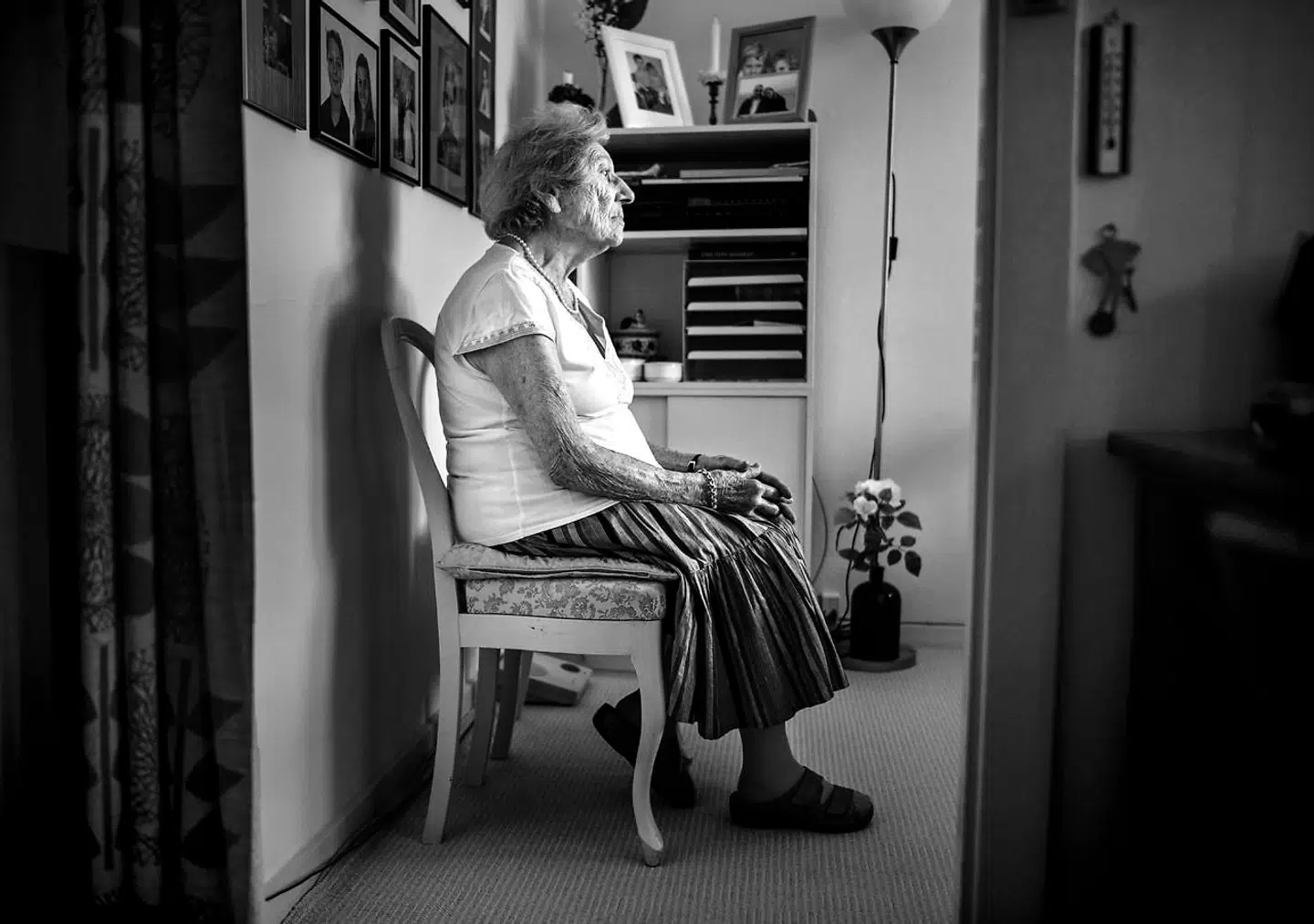 »Jeg blander mig i verden, men jeg håber, jeg gør det på en god måde,« siger Sonja Bandmann. Når hun kører i bus, elsker hun at falde i snak med folk. Hvis de altså ikke sidder med »den her«. Mobiltelefonen.