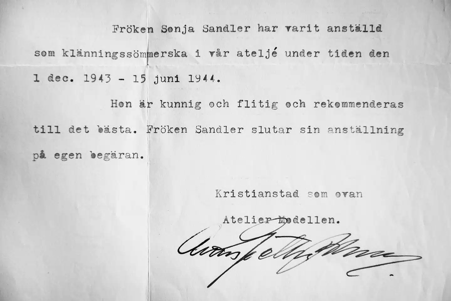Sonja finder en lille æske. »Den falder fra hinanden, ligesom man selv gør,« siger hun med et smil. Hun viser en anbefaling fra et af de steder, hvor hun arbejdede som syerske i Sverige. Der står, at hun er dygtig, flittig, og at hun får de bedste anbefalinger med.