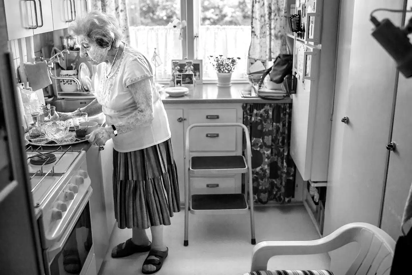 I det lille køkken på Syriensvej er der bittesmå israelske flag stukket ned i blomsterne i vinduet. Sonja laver selv mad, men det bliver ikke til de store middage, som hun siger det.