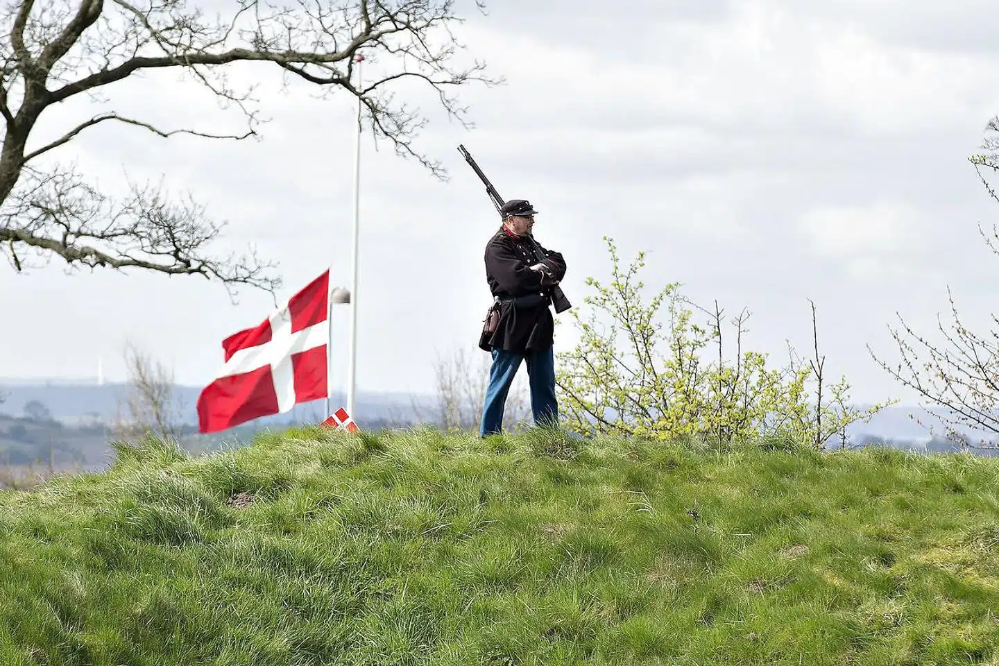 På godt og ondt holder jeg af mit fædreland, men er blevet alt for varsom med at eksponere de stærke følelser, fordi Dansk Folkeparti meget dygtigt er lykkedes alt for godt med at gøre Dannebrog synonymt med deres alt for snævre udgave af kærlighed til Kongeriget, skriver Torben Steno. På billedet markerer man 150-året  for Slaget ved Dybbøl Banke i 1864. Arkivfoto: Henning Bagger